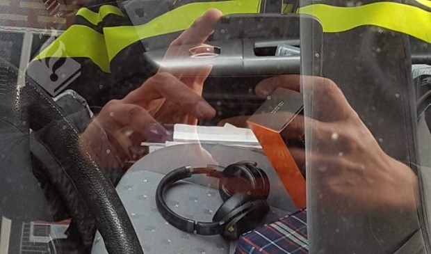 Politiestudent maakt foto van waardevolle spullen die zichtbaar in auto liggen (foto: politie Leidschendam-Voorburg).