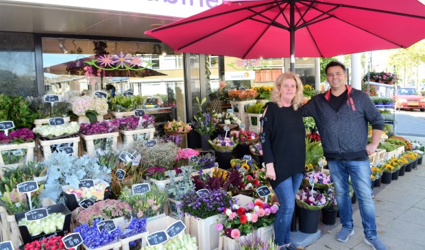Madjo Dewus en Jenny Koegler zijn vanuit Den Haag via Rotterdam in Voorburg terecht gekomen met hun Bloemenkabinet (foto: Inge Koot).