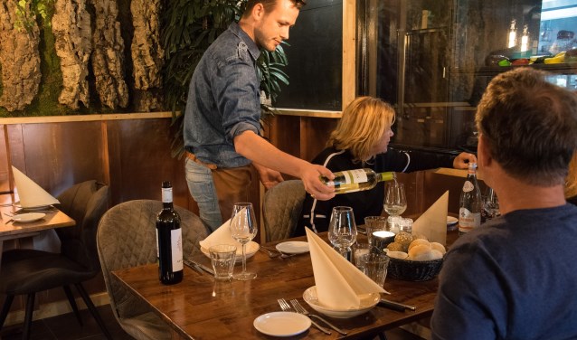 Op www.rtl.nl/debestevannederland.nl zijn vanaf 1 november vlogs van de deelnemende restaurants te zien, waaronder 'Achteraf' uit Zoetermeer. Tekst en foto: Leon Klein