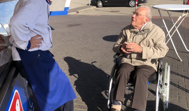 Dhr Assies eet een visje bij een oude bekende in Zandvoort (foto: pr).