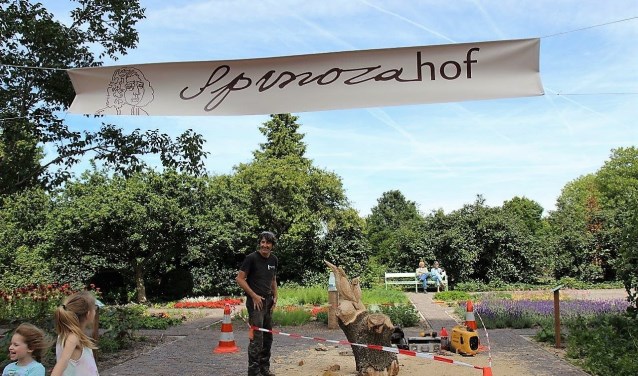 Een groep van 16 inwoners gaat nu wekelijks samen met het wijkteam in de tuin aan de slag. Er wordt hard gewerkt (foto: Ap de Heus).