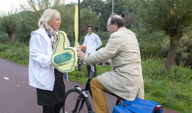 Wethouder Astrid van Eekelen juicht voor fietsers' (Foto's: Michel Groen)