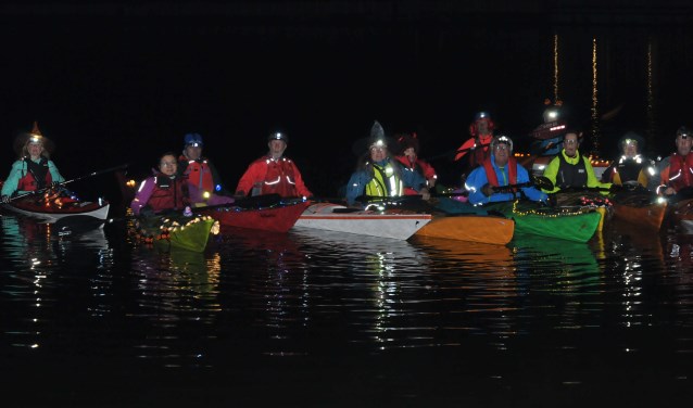 Twaalf kanovaarders van de Zoetermeerse kanovereniging de Sprinters begaven zich met hun verlichte boten door Rokkeveen. Foto: pr