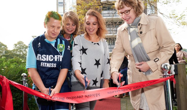 Gertrude van den Brink van Middin, wethouder Juliette Bouw en de bewoners Kim en Corry knipten het lint door (foto: Stefan Segers).