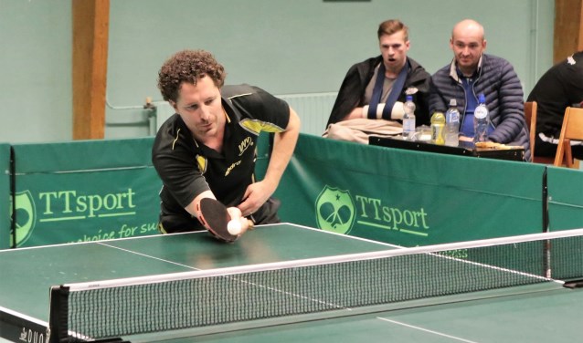 Werff Thomas in actie en op de achtergrond Patrick Bruijne, die door een gebroken hand voorlopig niet kan spelen (foto: Remco Bruijne).