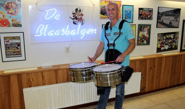 Bert Strijk, timbalist en manager van Feestkapel De Blaasbalgen (foto/tekst: DJ).