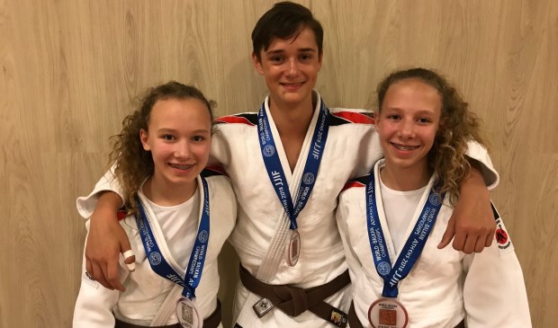 Tijdens het officieuze Wereld Kampioenschap Jiu-Jitsu voor de jeugd -15 jaar is er zilver en brons behaald: Gwen van Poelgeest, Kars van den Boogaard en Amy van Poelgeest (Tom Molenaar ontbreekt). Foto: pr