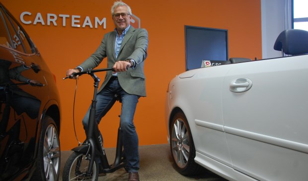 Zittend wandelen is de nieuwe manier van voortbewegen als je nog niet aan een rollator toe bent volgens Leo Harteveld.