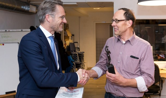 Met zijn vrijwilligerswerk voor Buurtbemiddeling Zoetermeer heeft de heer Dohmen zich 18 jaar lang ingezet. Foto: FOTOFLEX.NL
