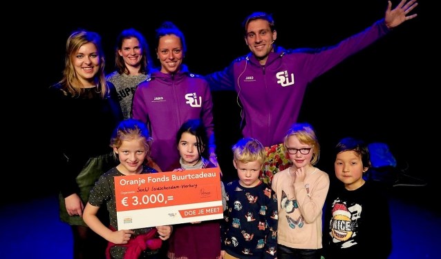 Het Oranje Fonds reikte vorige week woensdag een Buurtcadeau uit aan Sport en Welzijn (foto: pr SenW).