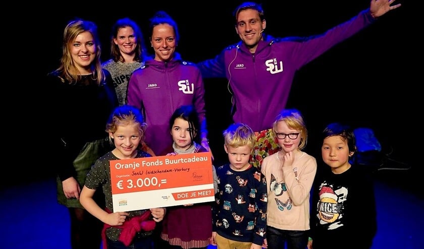 Het Oranje Fonds reikte vorige week woensdag een Buurtcadeau uit aan Sport en Welzijn (foto: pr SenW).
