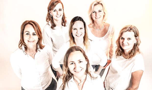 Het team van JewelEar dat onlangs is uitgebreid met audicien Merel. Verder op de foto Marije, Marieke, Dorothea, Marjolein en Eline zelf. Foto: Lourenz Ruiter