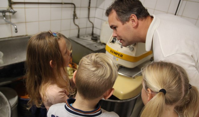 Bakker Tom geeft tekst en uitleg aan de leergierige leerlingen.