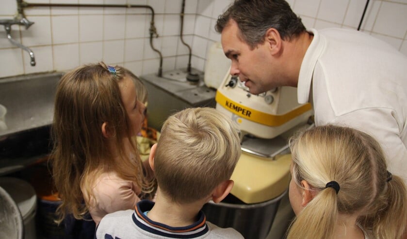 Bakker Tom geeft tekst en uitleg aan de leergierige leerlingen.