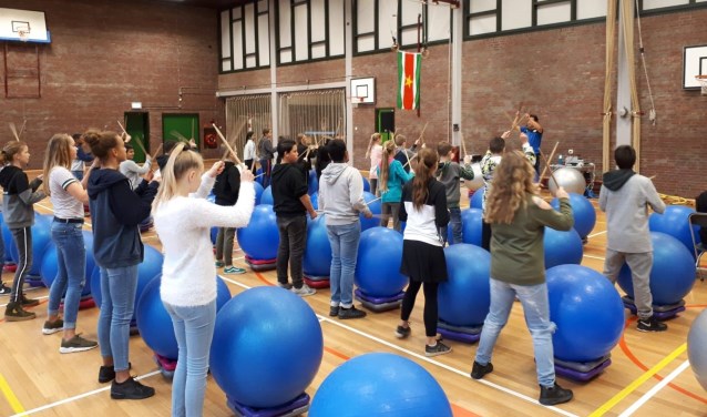 Ook drumtastic, een ritmische work-out, stond op het programma voor de eersteklassers. Foto: pr