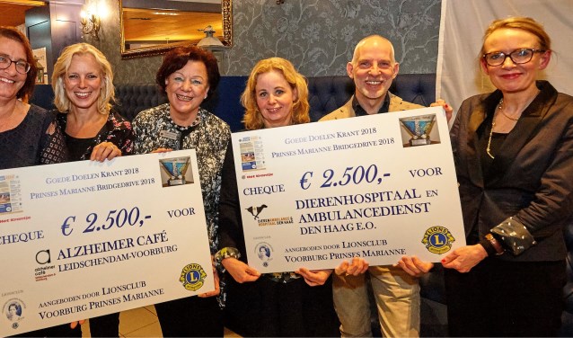 V.l.n.r. Conny van Dam en Marjan Koot, Lion Marianne Knijnenburg, Henny Greven en Pieter Smit en Lion Margaret Diekhuis (foto-Ardito).