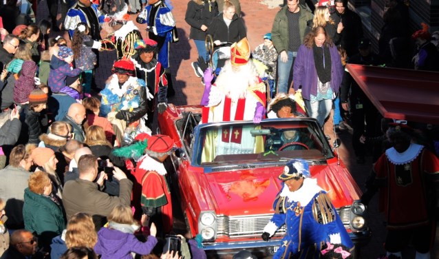 De aankomst van Sinterklaas in zijn 'bolide', een rode open Ford Galaxy 500, vergezeld door zijn pieten. Foto: Jan van Es