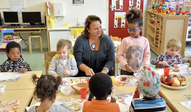 Wethouder Nadine Stemerdink was aangeschoven bij de kleuters van OBS De Margriet (foto: pr).
