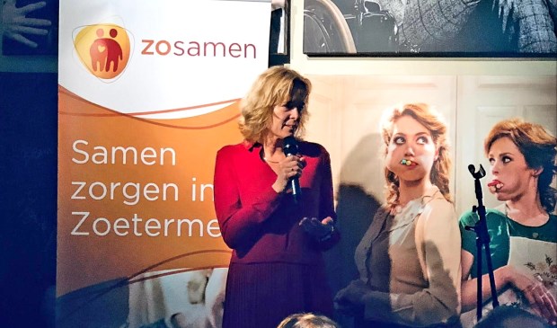 Wethouder Ingeborg ter Laak sprak de mantelzorgers toe en benadrukte hoe belangrijk het werk is wat zij doen en dat ontspanning daarbij belangrijk is om zelf ook in balans te blijven. Foto: pr