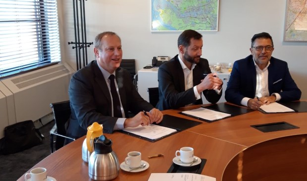 Op de foto (v.l.n.r.) Peter Hennevanger, Chris van Tongeren en Carl Fikenscher.