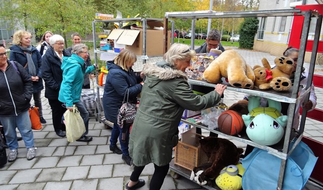 Er komen al honderden sinterklaascadeautjes binnen bij het inpakstation aan het Fluitpolderplein (foto: pr WOeJ).