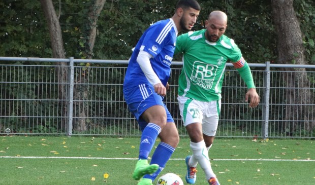 Haatim Suleiman, die de twee doelpunten voor s.v. DWO maakte, aan de bal. Foto: pr