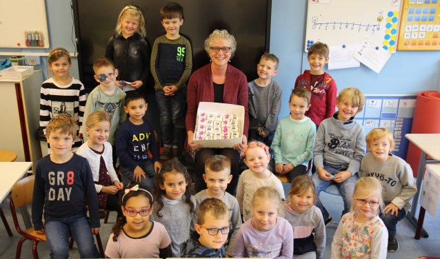 Voordat de leerlingen van groep 3 lekker genoten van de traktatie, gingen ze even op de foto met juf Yvonne.