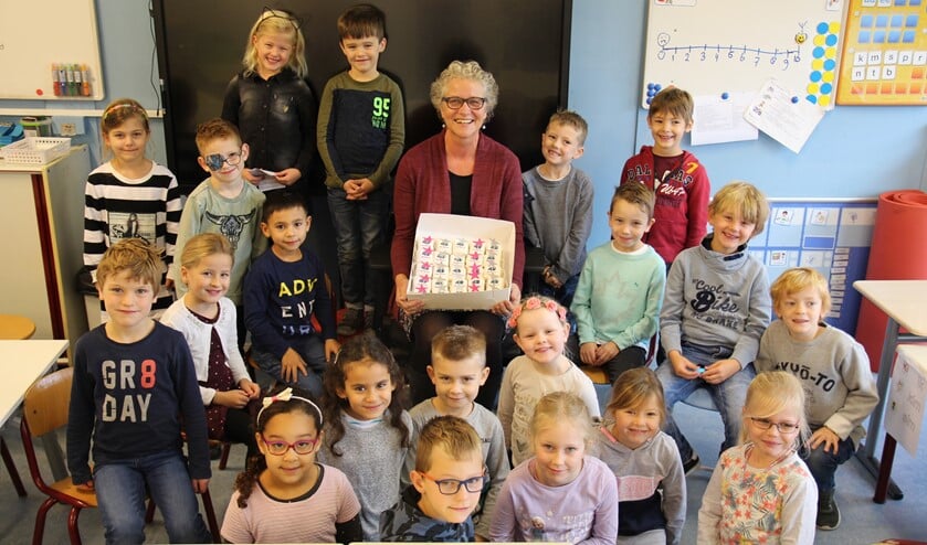 Voordat de leerlingen van groep 3 lekker genoten van de traktatie, gingen ze even op de foto met juf Yvonne.