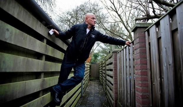 Jansen demonstreert hoe hij te werk gaat (foto: Evert Jansen).
