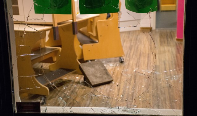 Een stoeptegel werd afgelopen weekend door de ruit van een kinderdagverblijf gegooid (foto: AS Media).