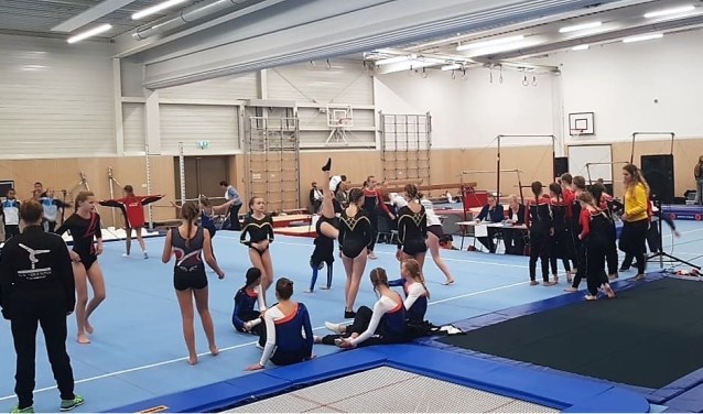 Het inturnen van de deelneemsters aan de turnwedstrijden in de nieuwe turnhal bij basisschool Cascade (foto: Remco Bruijne).