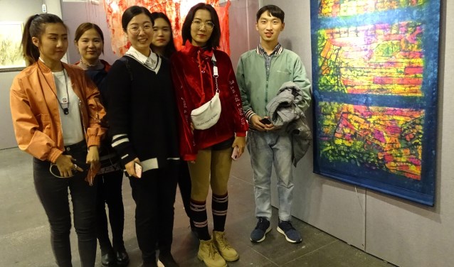 Chinese studenten hadden tijdens de Textielbiënnale in Beijing veel belangstelling voor het werk van Ria van Dijk. Foto: pr