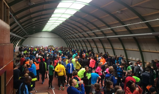Gezellige drukte in de Ilion Atletenfabriek, vlak voor de start. Foto: Jan Smit