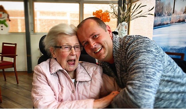 Jurrien kietelt zijn tante met alzheimer, waar hij met liefde voor zorgt (tekst/foto: Naomi Defoer).