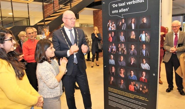 Burgemeester Klaas Tigelaar heeft de fototentoonstelling 'Omzien Naar Elkaar' van statushouders en maatjes geopend (foto: Ap de Heus).