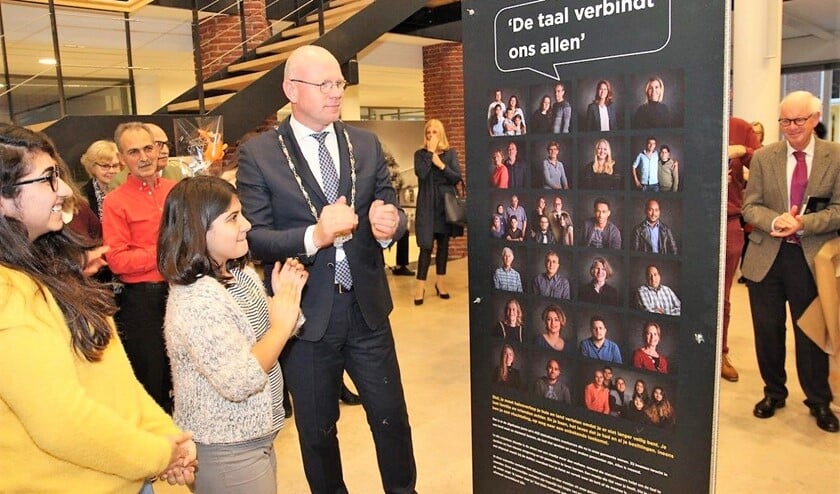 Burgemeester Klaas Tigelaar heeft de fototentoonstelling 'Omzien Naar Elkaar' van statushouders en maatjes geopend (foto: Ap de Heus).