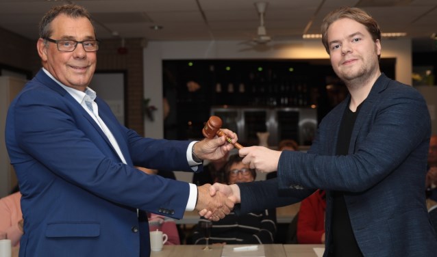 Overdracht van het voorzitterschap (en hamer) van Don Braad (l.) van Wijkvereniging Rokkeveen aan Marc van der Ham. Foto: Jan van Es