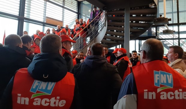 Actie bij FME in Zoetermeer voor een goede cao Metalektro. Foto: via twitter Brenda Heidinga