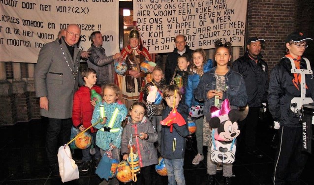 De kinderen van de lampionnenoptocht werden bij de St. Martinuskerk opgewacht door de burgemeester en St. Maarten (foto: Ap de Heus).