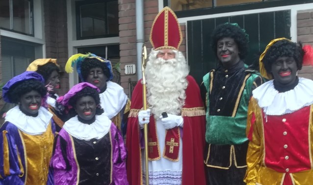 Vanwege de mist moesten de Sint en zijn Pieten in allerijl ander vervoer regelen naar Benthuizen. Foto: pr