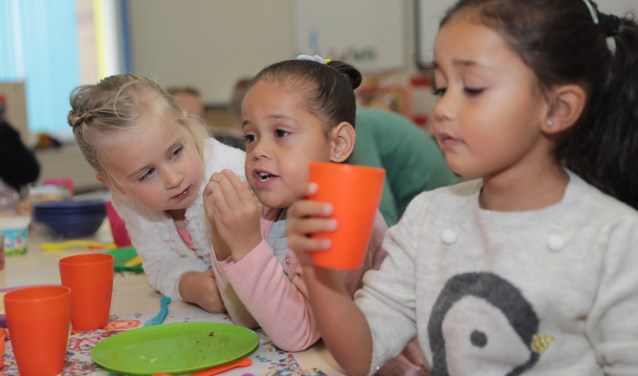 Voor de kinderen van De Waterlelie was het educatieve ontbijt weer een smakelijk en leuk festijn. Foto: Jan van Es