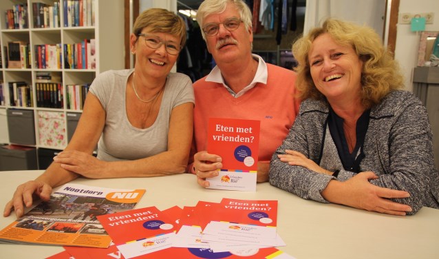 Monique, Wim en Miranda organiseren het evenement Eten met Vrienden in het Huis van Rie!