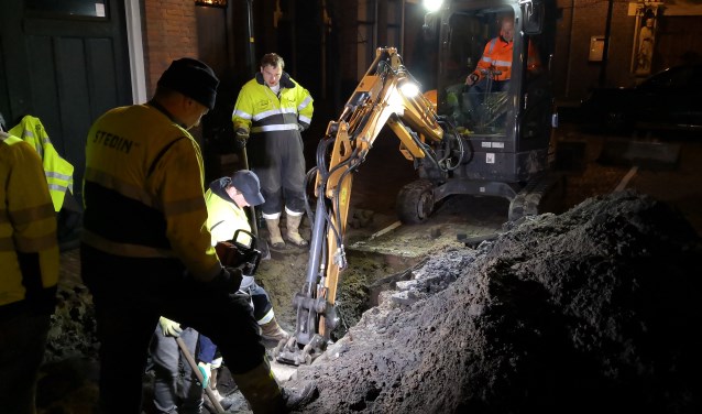 Medewerkers van Stedin druk aan het werk om de kabelbreuk te herstellen (bron/foto: Leon de la Croix).