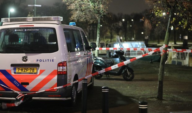 De politie zette de omgeving af, waarna Forensische Opsporing onderzoek op de boot verrichtte (foto: Daan van den Ende).