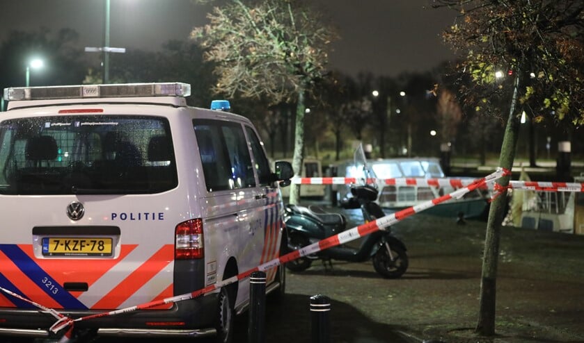 De politie zette de omgeving af, waarna Forensische Opsporing onderzoek op de boot verrichtte (foto: Daan van den Ende).