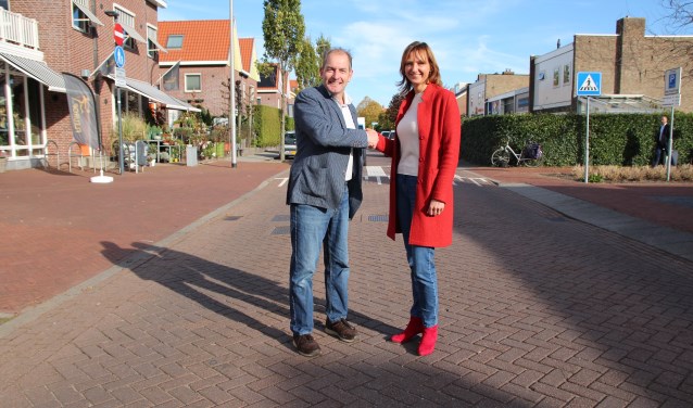 Erwin Steendam en Kim Kleijweg komen tot elkaar op de gebiedsgrens: de as van de Koningin Julianastraat.