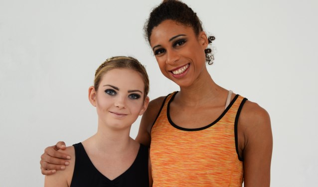 De Zoetermeerse Fiene Freriks danst in de zes keer uitverkochte balletvoorstelling 'Alice in Winter Wonderland'. Rechts Adji Cissoko, top ballerina uit de VS en groot voorbeeld voor Fiene. Foto: Menno v/d Meer