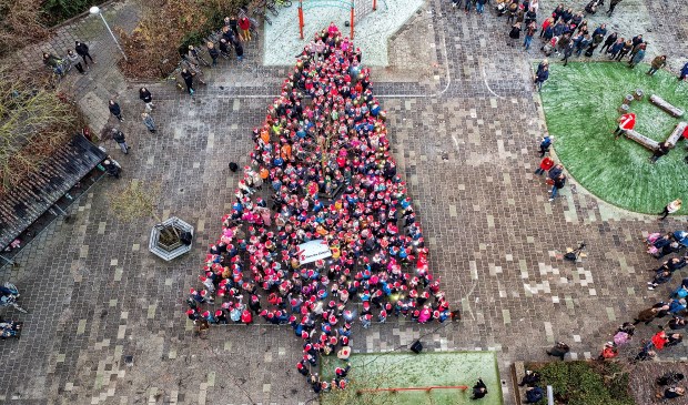 'Levende' kerstboom op het schoolplein van basisschool Essesteijn (foto: Michel Groen).