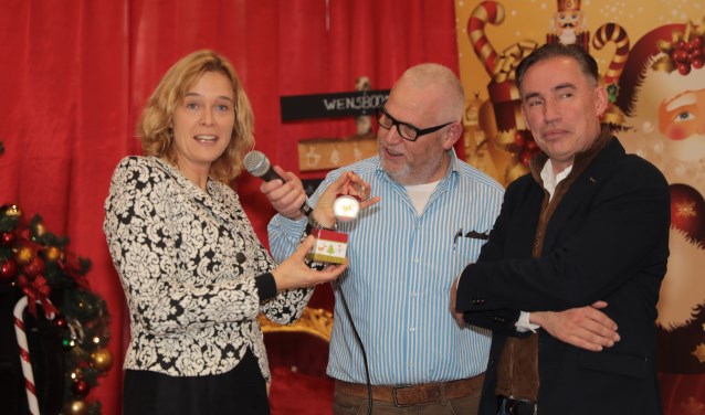 Wethouder Ingeborg ter Laak (l.) met helemaal rechts Mark Merckens van DN Leisure. Foto: Jan van Es