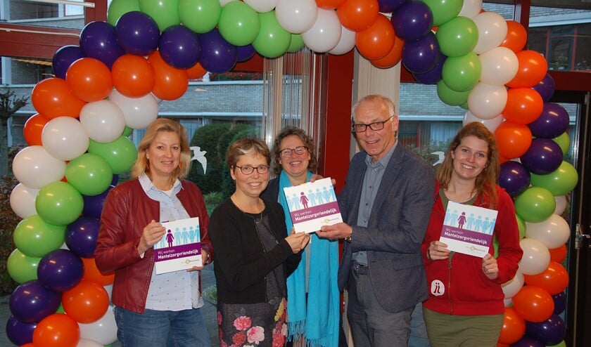 Annemarie Naafs (Bibliotheek Oostland), Francis Bennis (Bureau Mantelzorg Ondersteuning), Jacqueline van Veen (SBJ Samen Sterk), Edwin Stens (SWOP) en Lobke Boerefijn (STJJMH).